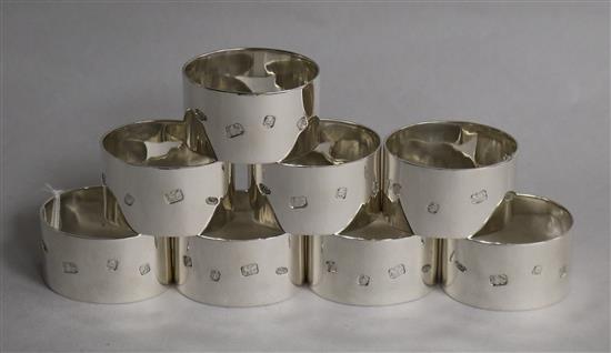 A set of eight modern silver napkin rings by Rodney C. Pettit, London, 1975, 13.5 oz.